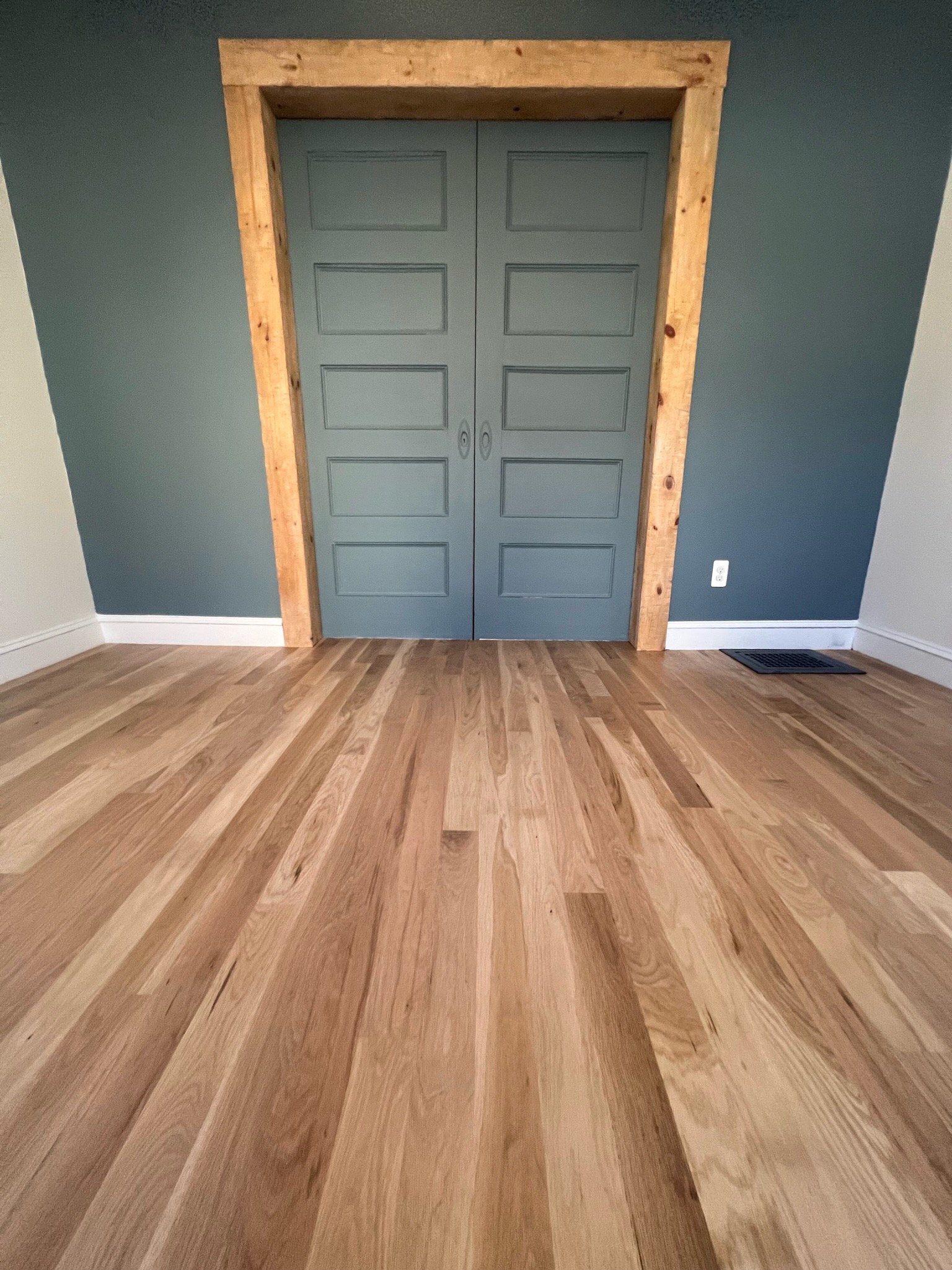 FLOOR - SAND, STAIN & REFINISH